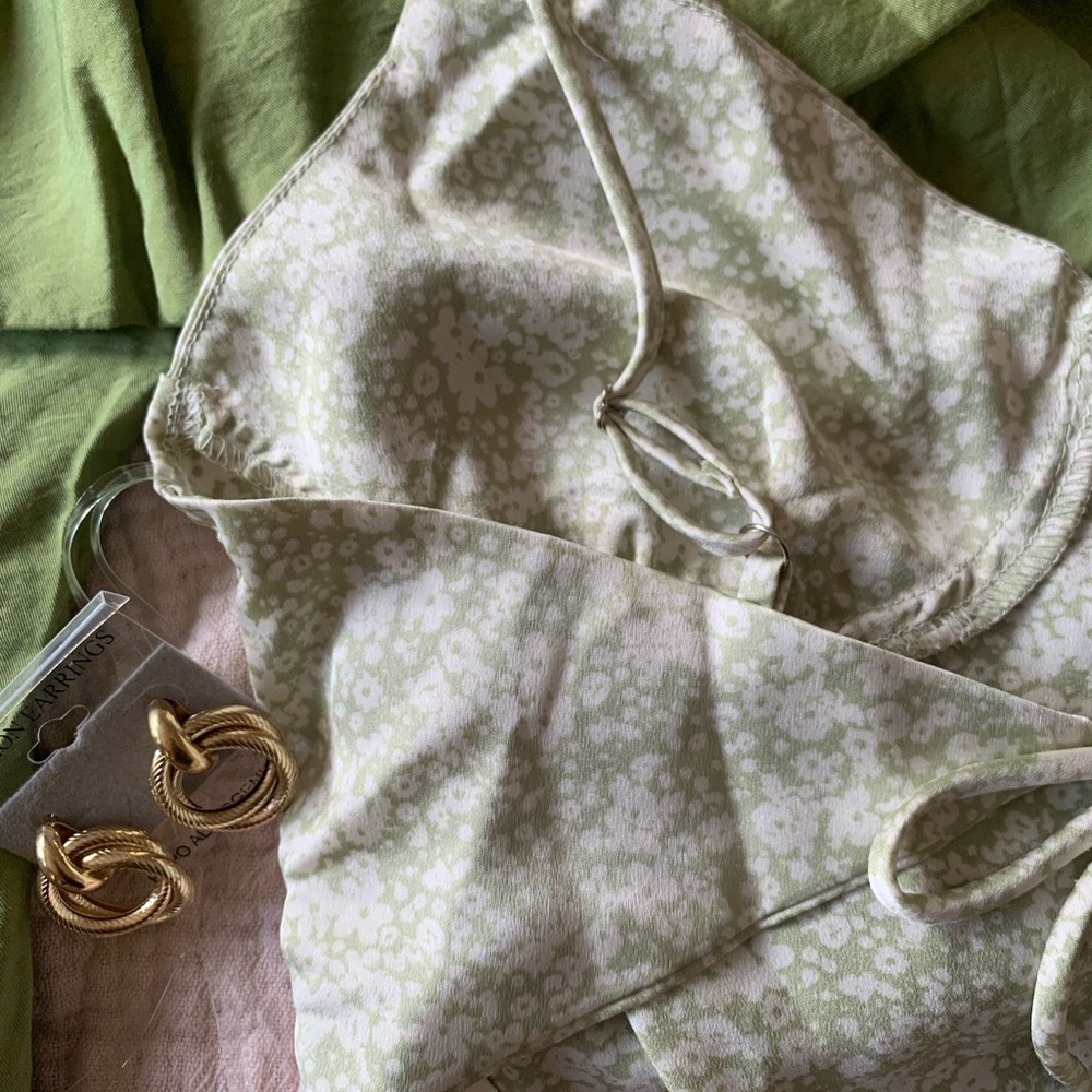 Triangular Crop Top - Picture 2 of 3